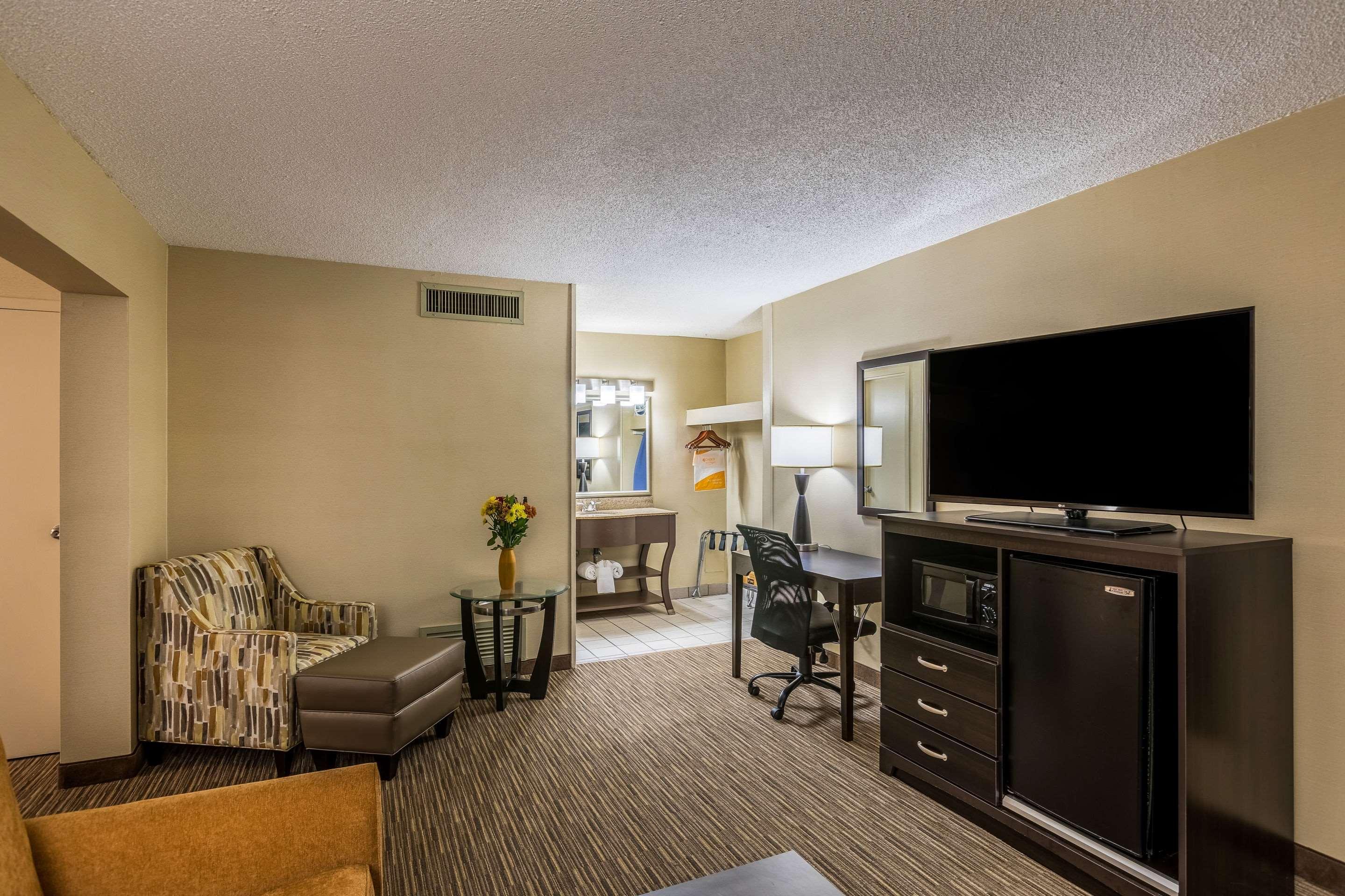 Quality Inn University Lansing Exterior photo